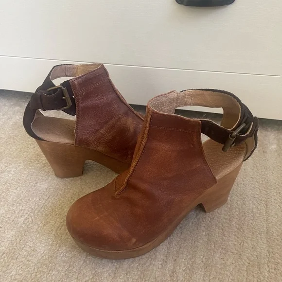 Brown Leather Women's Clogs - Picture 2 of 8